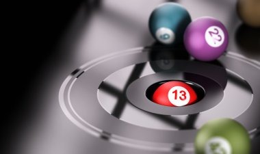 Slot game interface showing 5 reels, bet selector, spin button, and paytable